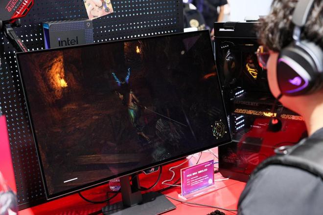 来版电竞显示器与双模新品BW2025首秀！开元棋牌试玩ROG 绝神 RO姬x初音未(图9)