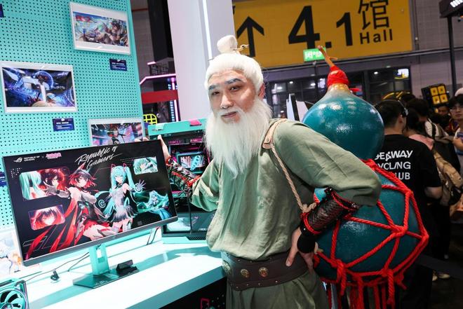 来版电竞显示器与双模新品BW2025首秀！开元棋牌试玩ROG 绝神 RO姬x初音未(图10)