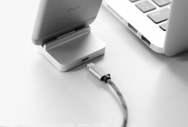 Phone充电像放水杯一样简单ky开元棋牌这个磁吸底座 让i(图4)